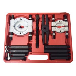 معرفی و کاربرد کیت بلبرینگ کش مدل J1013 طراحی مخصوص سوراخ کور (Blind Hole) کیت بلبرینگ کش J1013 برای بیرون آوردن بلبرینگهایی طراحی شده که دسترسی مستقیم به پشت آنها وجود ندارد. این ویژگی باعث میشود در تعمیرات حرفهای و دقیق کاربرد بسیار بالایی داشته باشد. پوشش سایزی 8 تا 58 میلیمتر این کیت برای طیف گستردهای از بلبرینگها در سایز 8 تا 58 میلیمتر قابل استفاده است و همین موضوع آن را به یک ابزار چندمنظوره در تعمیرگاهها تبدیل میکند. ساختار 16 پارچه و کاربرد حرفهای وجود 16 قطعه مختلف در این مجموعه باعث میشود بتوان عملیات جداسازی را با دقت بالا و متناسب با نوع بلبرینگ انجام داد و از آسیب به قطعات جلوگیری کرد.